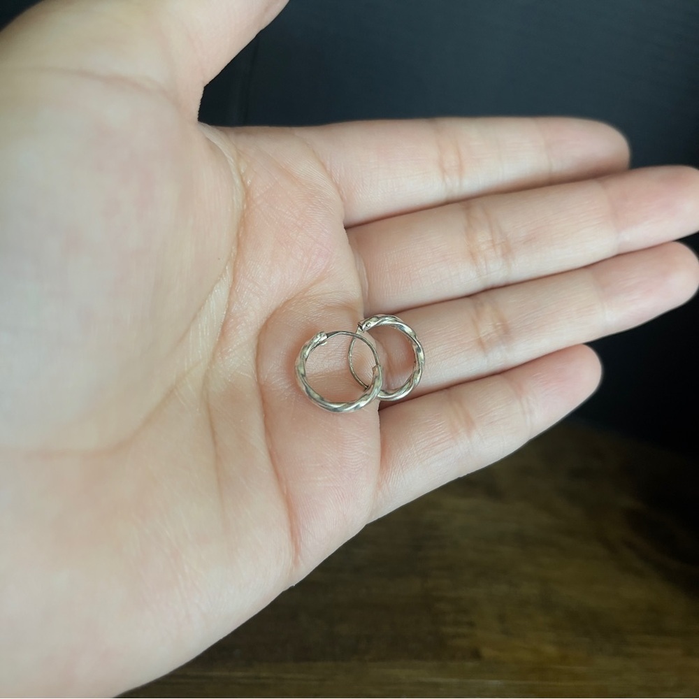 Sterling silver 9 mm knotted 925 Huggie hoop braided earrings - Picture 4 of 6